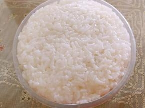 再挖糯米饭盖上去，压紧