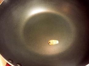 锅烧热用生姜擦一下锅底以防鱼皮煎烂。