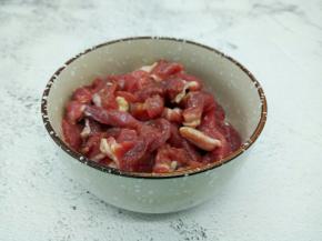 加生抽一勺，盐，鸡粉少许，蛋清半个，抓上浆，腌制10分钟