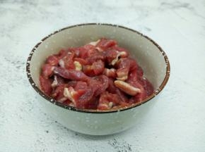 加生抽一勺，盐，鸡粉少许，蛋清半个，抓上浆，腌制10分钟