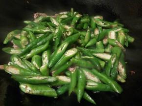 锅里加油，炒香蒜泥，下牛柳翻炒只变色，下杭椒翻炒