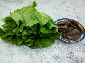 准备材料，生菜2棵，卤牛肉