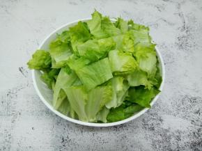 生菜洗干净，切寸段