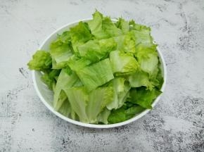 生菜洗干净，切寸段