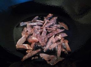 锅里炒香蒜泥，下牛肉丝翻炒