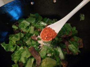 辣椒粉一勺，翻炒均匀，即可