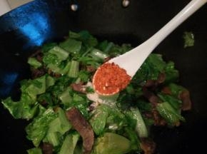 辣椒粉一勺，翻炒均匀，即可