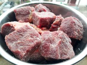 每块牛肉都裹一层细盐，腌制一天让牛肉入味（天热时牛肉盖一层保鲜膜，放冰箱冷藏腌制。）