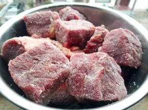 每块牛肉都裹一层细盐，腌制一天让牛肉入味（天热时牛肉盖一层保鲜膜，放冰箱冷藏腌制。）