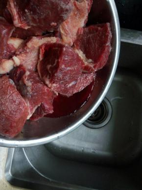 腌牛肉期间，可以把腌制出来的血水倒掉，继续腌