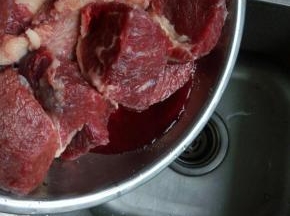 腌牛肉期间，可以把腌制出来的血水倒掉，继续腌