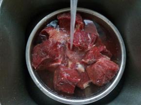 腌制好的牛肉，流水反复冲洗