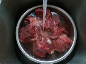 腌制好的牛肉，流水反复冲洗