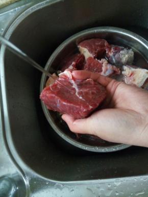 用手把每块牛肉冲洗干净