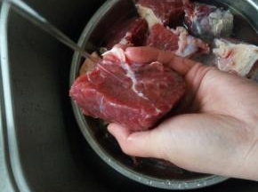 用手把每块牛肉冲洗干净