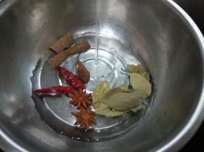 大料2个，香叶5片，干辣椒2个，桂皮少许，清水洗一下
