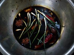 生抽8勺，老抽一勺，葱可以多放一点，加刚才清洗好的香料