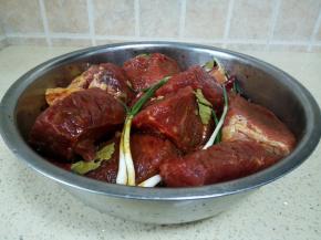 腌制好的牛肉，放到调料里面，带上手套，揉匀每块牛肉，腌制一晚