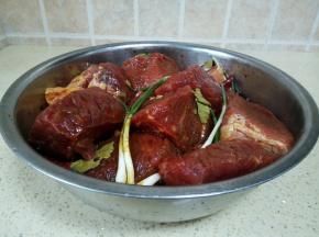 腌制好的牛肉，放到调料里面，带上手套，揉匀每块牛肉，腌制一晚