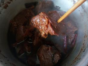 待牛肉用筷子可以扎透，起锅，