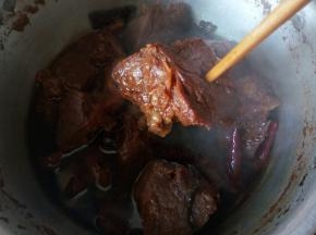 待牛肉用筷子可以扎透，起锅，