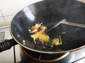 热锅入油炒香作料