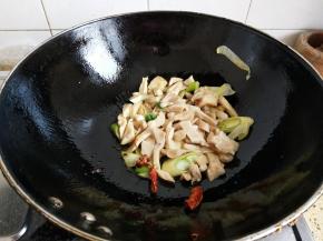 放入杏鲍菇