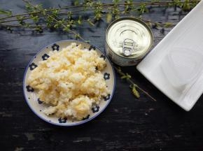 准备材料:一碗米饭，一罐金枪鱼和一个三角形模具！