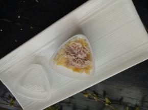 模具抹点水防止粘，先铺一层米饭，米饭上铺一层金枪鱼！