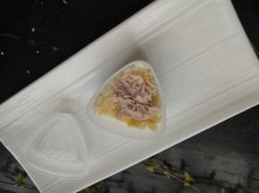 模具抹点水防止粘，先铺一层米饭，米饭上铺一层金枪鱼！