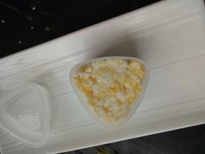 最上面再盖一层米饭，用盖子压紧！