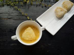 一个鸡蛋打散，把每一个饭团都均匀的裹上蛋液！