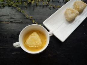 一个鸡蛋打散，把每一个饭团都均匀的裹上蛋液！