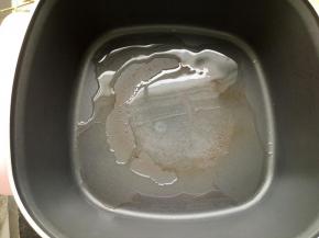 锅里放多点油烧热！