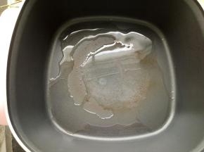 锅里放多点油烧热！