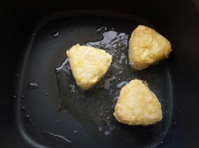 放入饭团煎，把每个面都煎一煎！