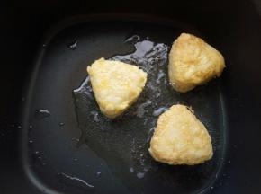 放入饭团煎，把每个面都煎一煎！