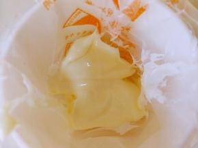 沙拉酱放入裱花袋里面