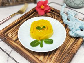再取两片薄荷叶装饰玫瑰花的叶子。