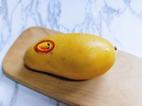 首先将芒果洗干净。