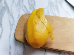 再将芒果去皮。(可以用水果刀，也可以用剥皮工具)