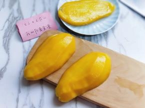 从芒果一端开切，靠着芒果核划向另外一端，切下核两边的芒果肉。