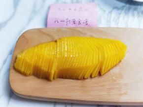 将一片芒果肉切薄片。(不要买太熟的芒果哈)