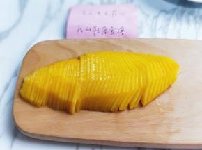 将一片芒果肉切薄片。(不要买太熟的芒果哈)
