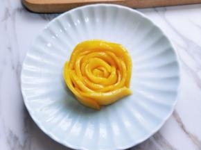 取一片卷起来，做花芯。依次从小片到大片围起来，成一朵玫瑰花即可。