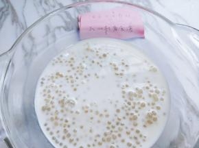 西米中加入椰汁。