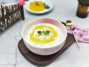 再把做好的芒果玫瑰花放入碗中即可，