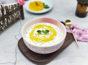 再把做好的芒果玫瑰花放入碗中即可，