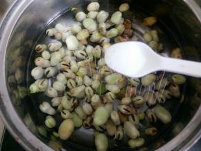放入水中，撒点盐，煮熟