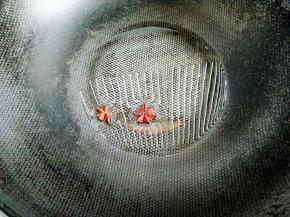 放两个八角，爆香